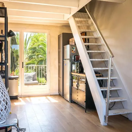 Petit Duplex Lumineux Avec Terrasse A Giens Hyères